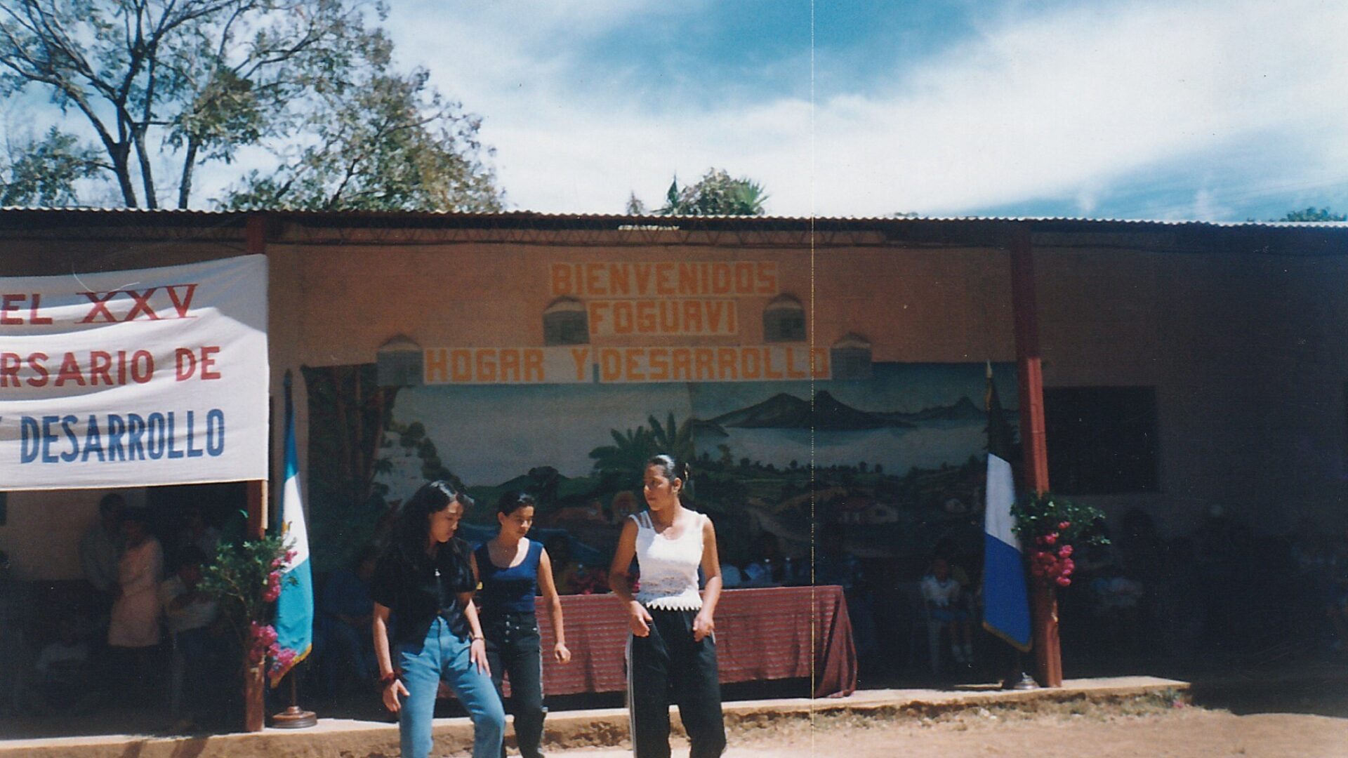 11-11A. 15299. 3 jovenes presentando un baile inauguracion Ixhuatan